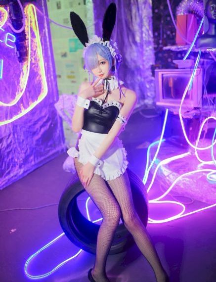 日本社长夫人下属的待遇_4K动漫在线观看